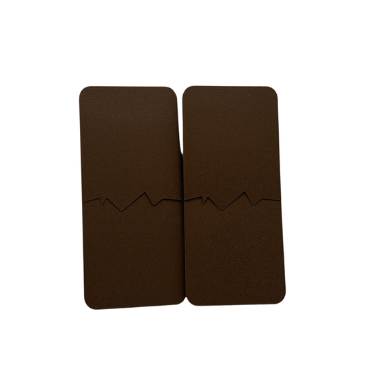 dwa brązowe łamiące się stoły dla figurek WWE