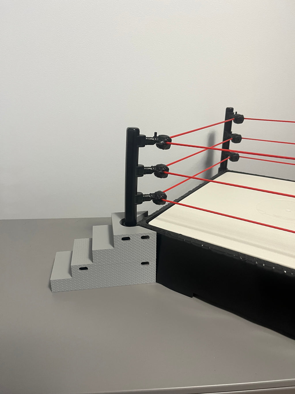 Metalowe schody dla figurek WWE i ringów